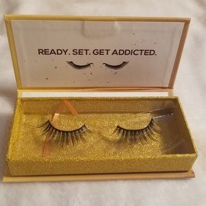 New in box lashoholic luxury lashes A11